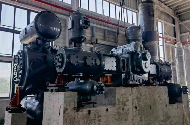 Detailed view of a multi-stage high-pressure oil-free compressor demonstrating the 4-stage cylinder size reduction