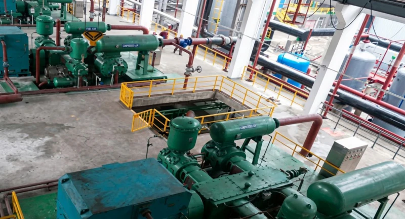 Detailed view of the extreme heavy-duty 4-stage compressor structure and highly polished 316L stainless steel extreme-pressure piping mechanisms
